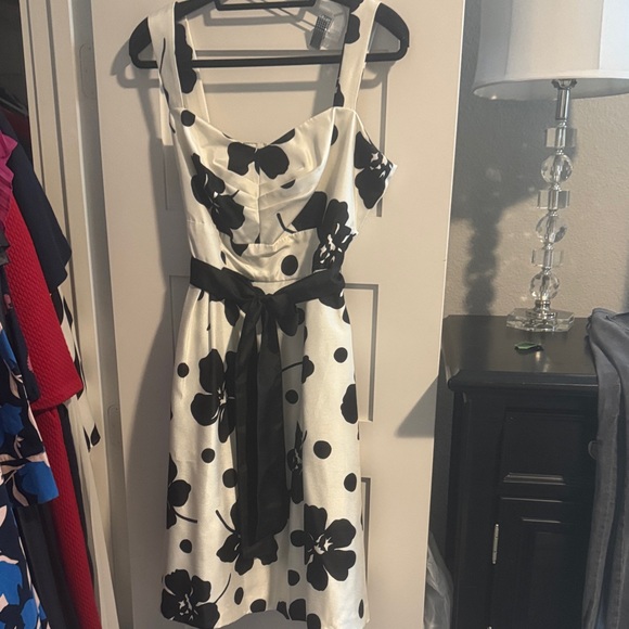 Jessica Howard Dresses & Skirts - Jessica Howard Black and White Floral Midi Dress